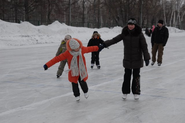 Зимние виды спорта на свежем воздухе прекрасно способствуют оздоровлению детей.