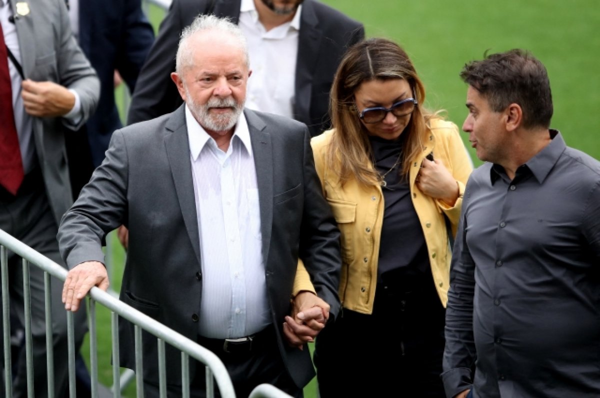 Лула да Силва посетил церемонию прощания с Пеле в Сантосе