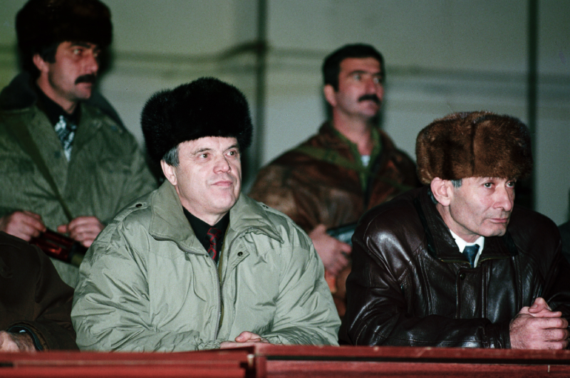 Руслан Хасбулатов (слева) и глава Временного совета Чеченской Республики Умар Автурханов (справа) на съезде имамов. 01.12.1994 г. 