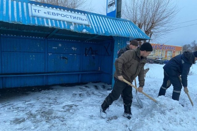 В Оренбурге устраняют последствия ночного снегопада