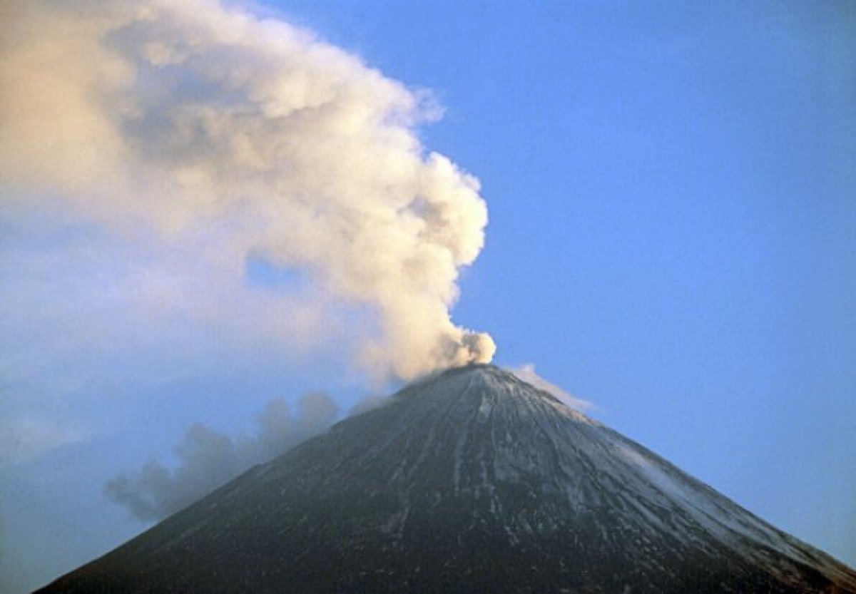 Вулкан Шивелуч на Камчатке выбросил столб пепла высотой 7 500 метров