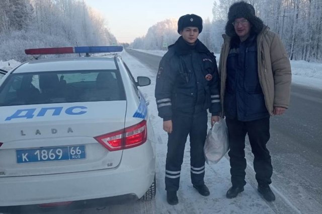 Свердловские полицейские 31 декабря спасли мужчину, который в лютый мороз шел пешком из Урая в Тюмень.