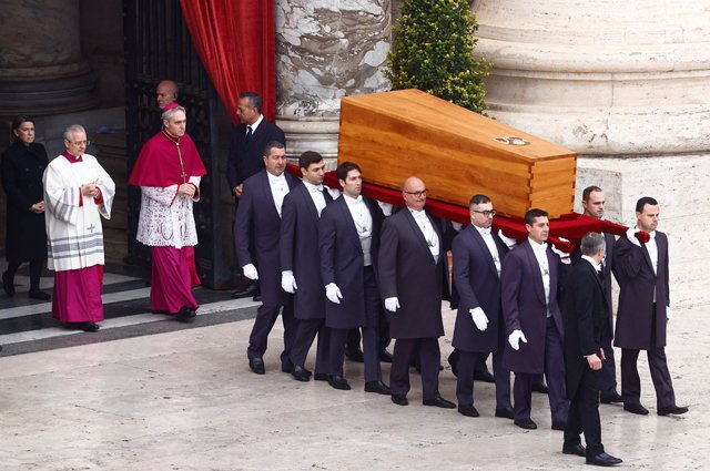 Церемония похорон папы римского Бенедикта XVI