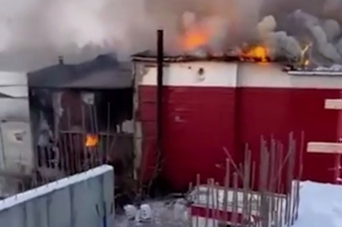 В Петербурге потушили пожар в производственном здании