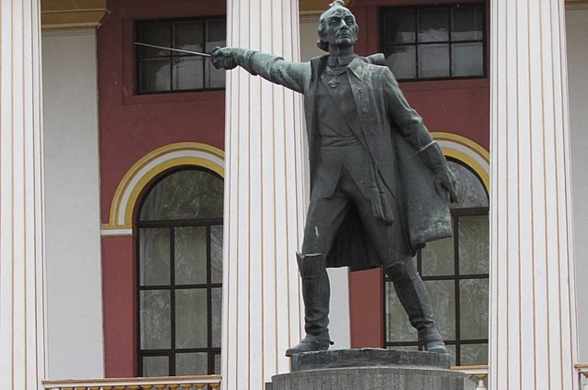 В Николаеве снесли памятник полководцу Суворову