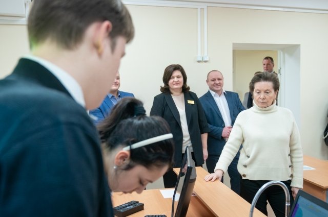 Наталья Комарова посетила кабинеты биологии, химии, компьютерный класс