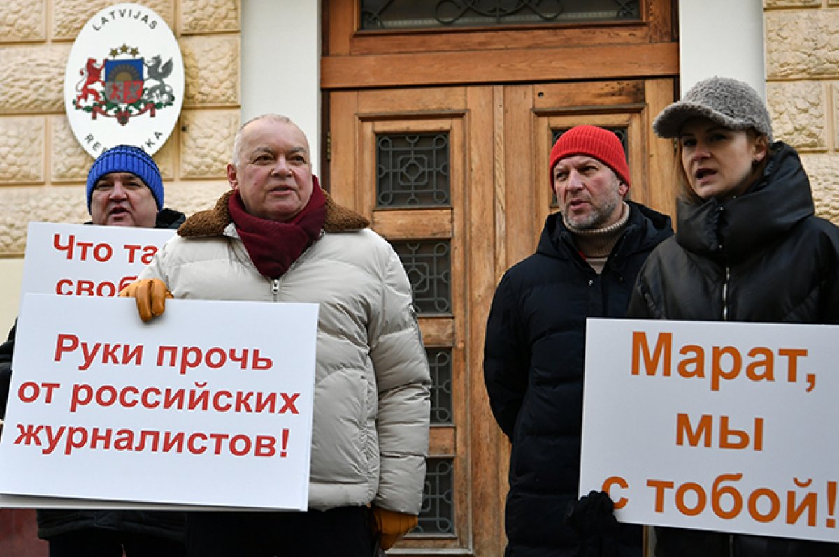 Спасти Марата. Как в России поддерживают журналиста, арестованного в Латвии