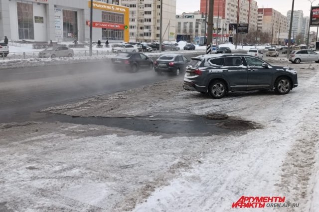 В Оренбурге текущий коллектор превращает дорогу на Салмышской в дурнопахнущий каток.