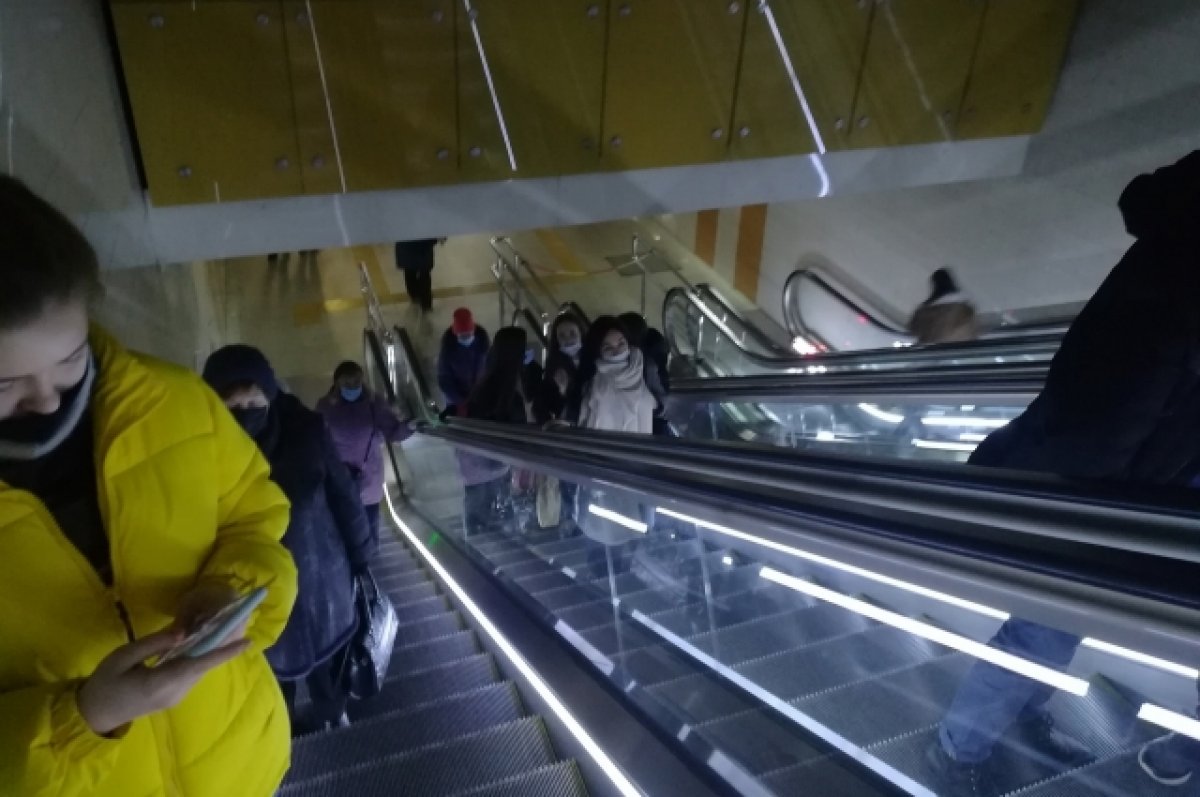 Подросток в московском метро. На эскалаторе в Московском метро 11 летнему мальчику. Парни на эскалаторе в метро. Мальчику зажало голову на эскалаторе.
