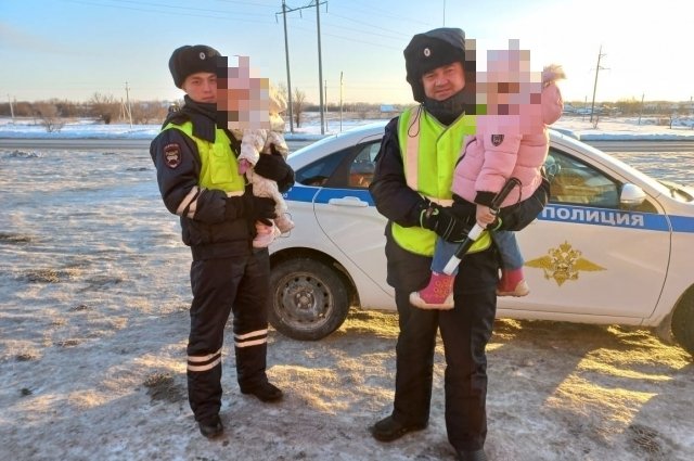 На трассе в Беляевском районе спасли семью с двумя детьми на заглохшем авто.