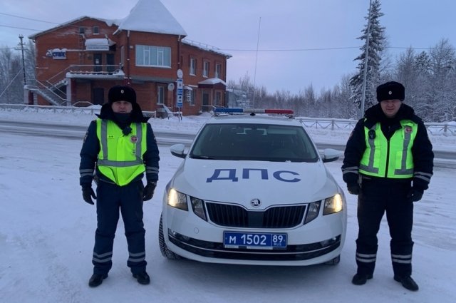 На Ямале автоинспекторы оказали помощь замерзающим на трассе участникам дорожного движения.