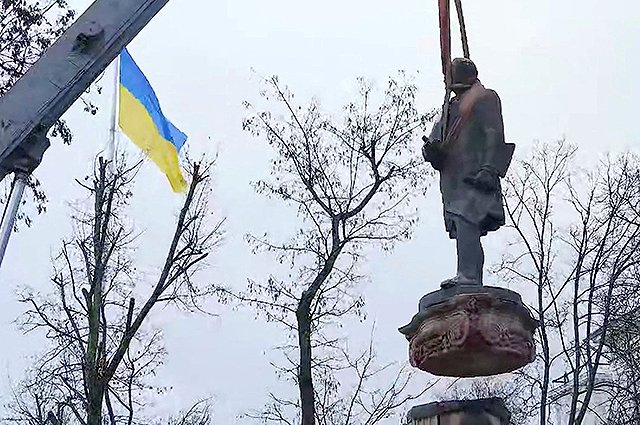 Démolition du monument à Lomonossov à Dnepropetrovsk.