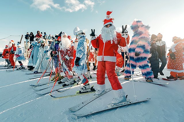 На склон вышло около 50 Дедов Морозов и Снегурочек.