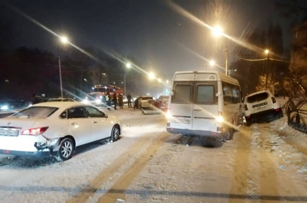 В Иркутске столкнулись шесть машин и маршрутка
