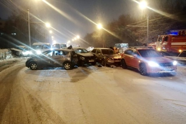 Один человек пострадал в столкновении 6 машин и маршрутки, вызванном снегопадом.