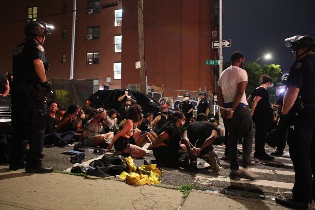 Полиция арестовывает участников BLM за нарушение комендантского часа, 4 июня 2020 года, Нью-Йорк, США.