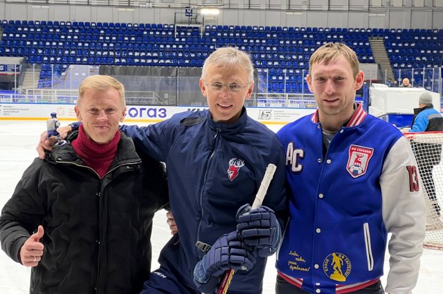 Главный тренер «Торпедо» Игорь Ларионов (в центре) показал Андрею Сальникову (справа) и Евгению Калешину (слева), как он взаимодействует с командой.