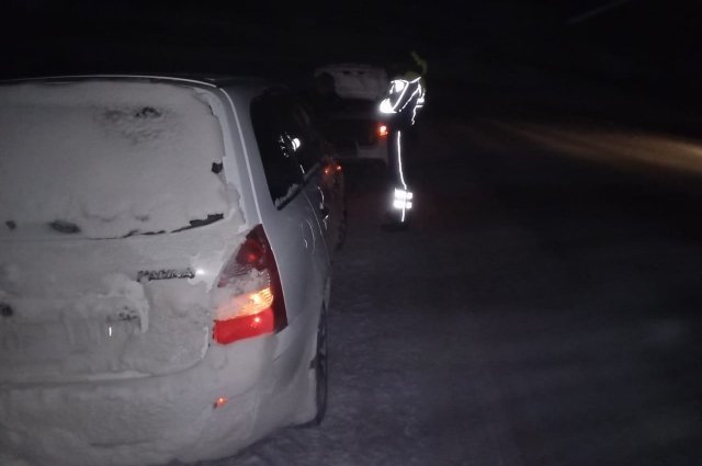Водитель попал в снежный плен в Октябрьском районе