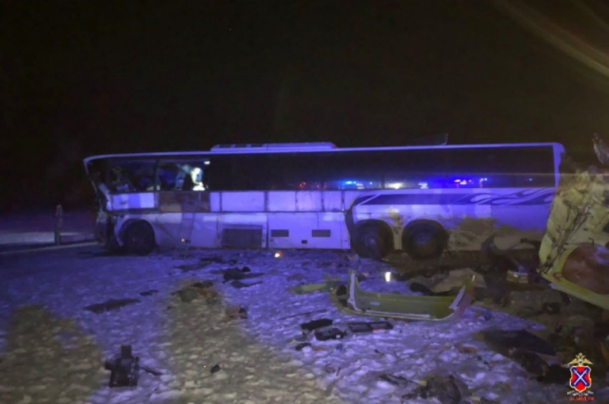 В ДТП с автобусом на трассе под Волгоградом пострадали девять человек