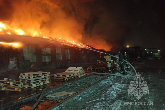 Пожар начался сегодня, 12 января, около 19:00.