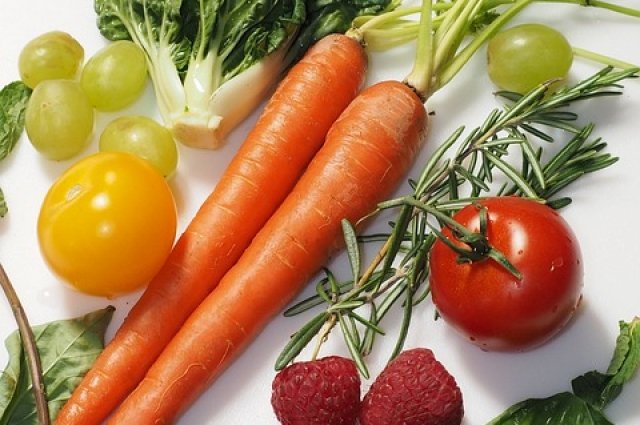 Фрукты и овощи содержат калий, который снижает напряжение в кровеносных сосудах.