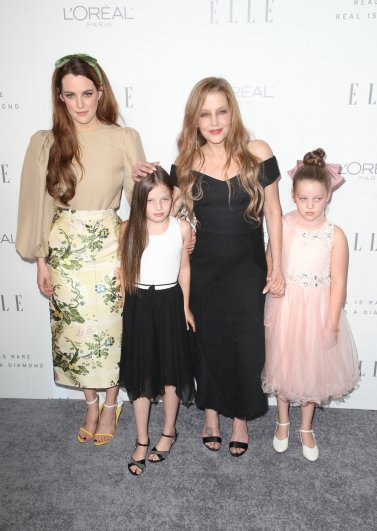 Лиза Мари Пресли с дочерьми Райли Кио и близняшками Харпер и Финли Локвуд, 2017 год