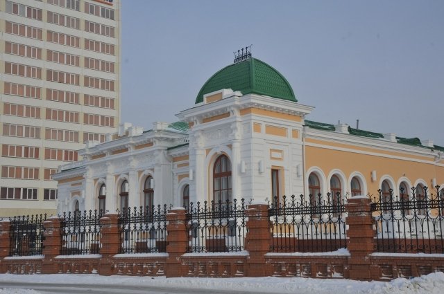 Иртышская набережная, 9 – адрес в Омске известный, на фасаде особняка установлена мемориальная доска.