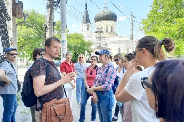 Аттестованный гид Иван Коваленко проводит экскурсии по Симферополю.