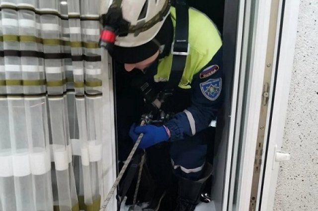 Спасателям пришлось лезть через окно. 