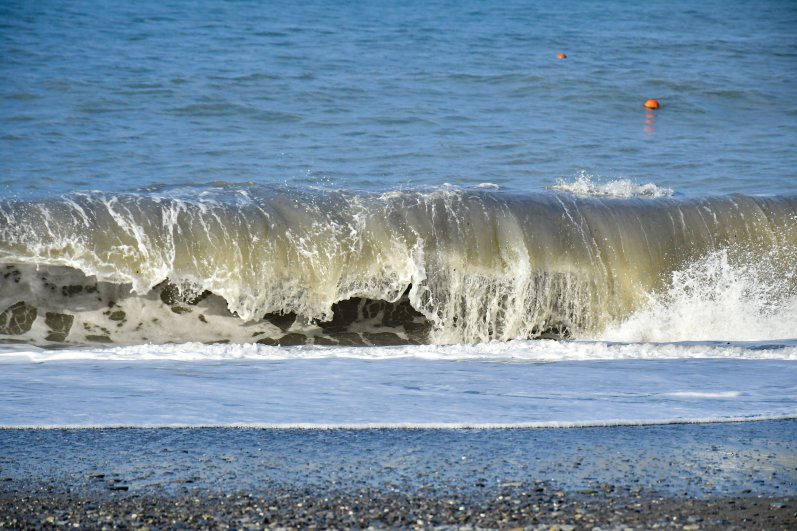 В такие волны купаться на пляжах Сочи запрещено.