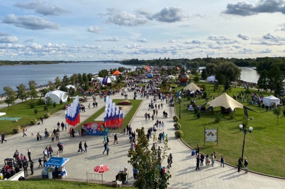 В ярославле проходит. Стрелка Ярославль. День города Ярославль. День города стрелка Ярославль. День города на Волге.