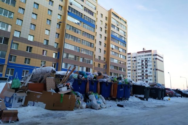 Вот такие кучи мусора наблюдали жители Осинова несколько дней. Вывезли их только 13 января.