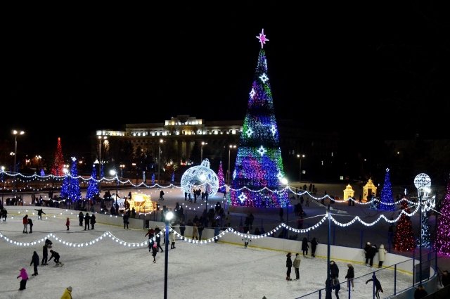 Новогодний городок в центре Оренбурга завершает свою работу.