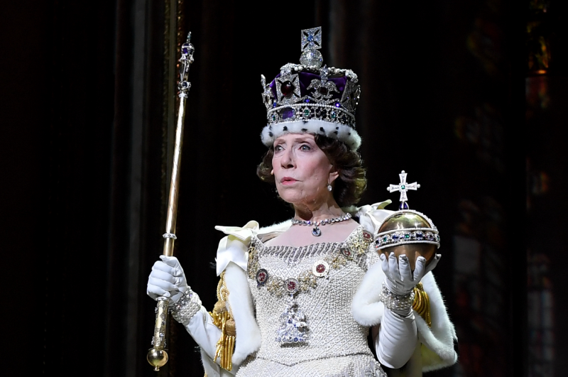 В роли Королевы Елизаветы II в сцене из спектакля «Аудиенция» в Театре Наций в Москве. 2017 г.
