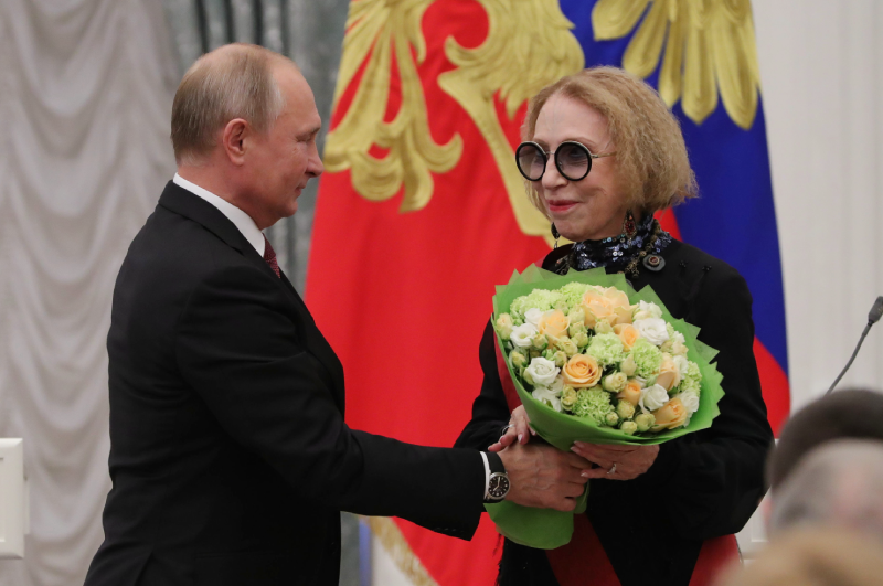 Президент РФ Владимир Путин и Инна Чурикова, награжденная орденом «За заслуги перед Отечеством» I степени. 2018 г.