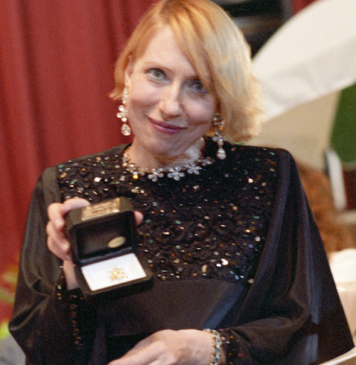 Инна Чурикова демонстрирует приз за лучшую женскую роль, полученный ею на кинофестивале «Кинотавр». 2005 г.
