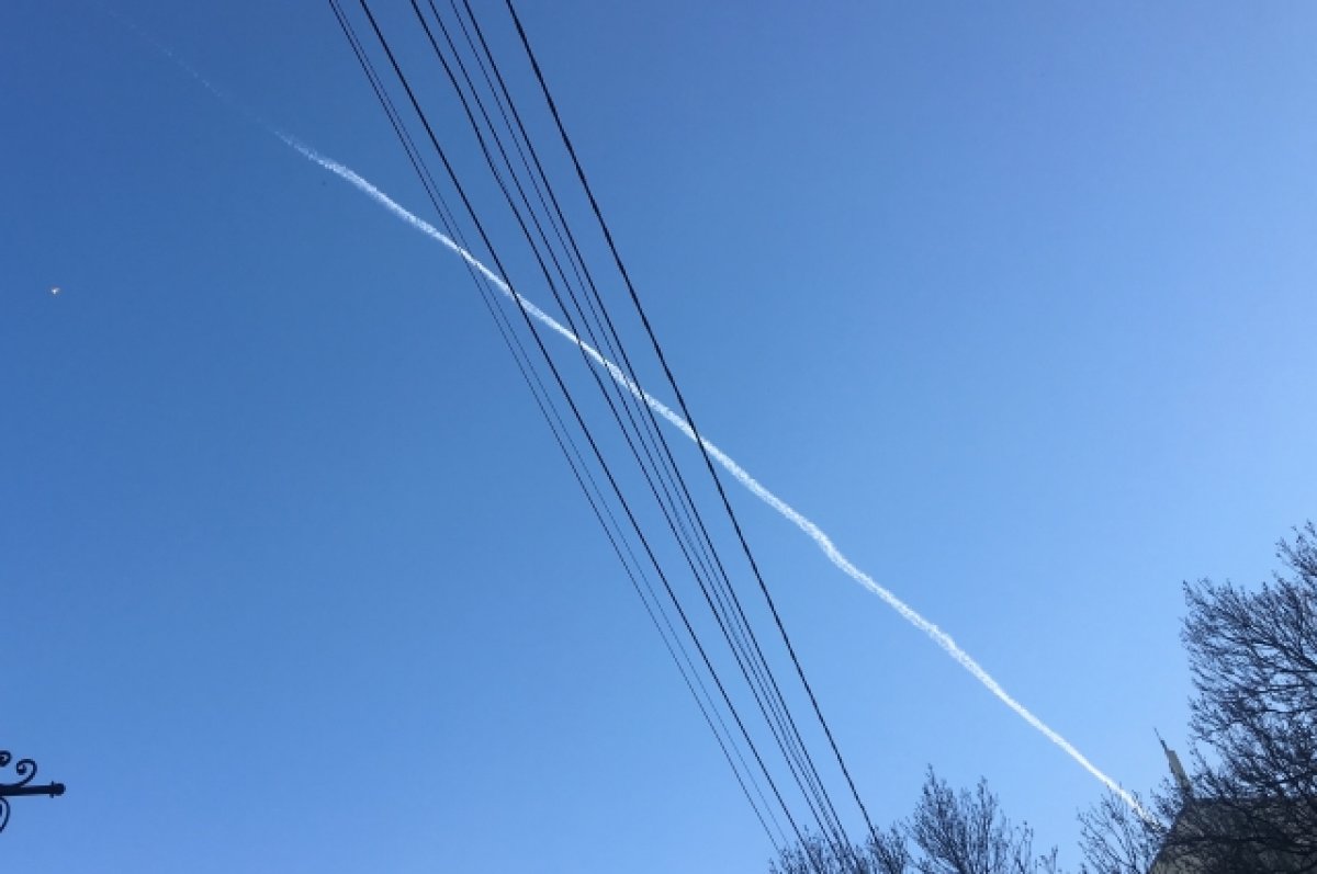 Самолет на сверхзвуке хлопок. След от самолета. Военные самолеты в небе. Самолеты над Самарой. Самолет в небе.