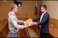 Новый ноутбук передали подростку Александру Фитину из города Свердловск в ЛНР.