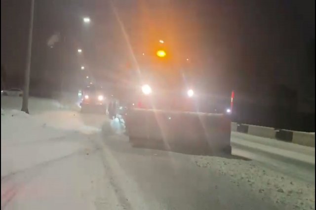 Снегоуборочная техника всю ночь прометала городские магистрали.
