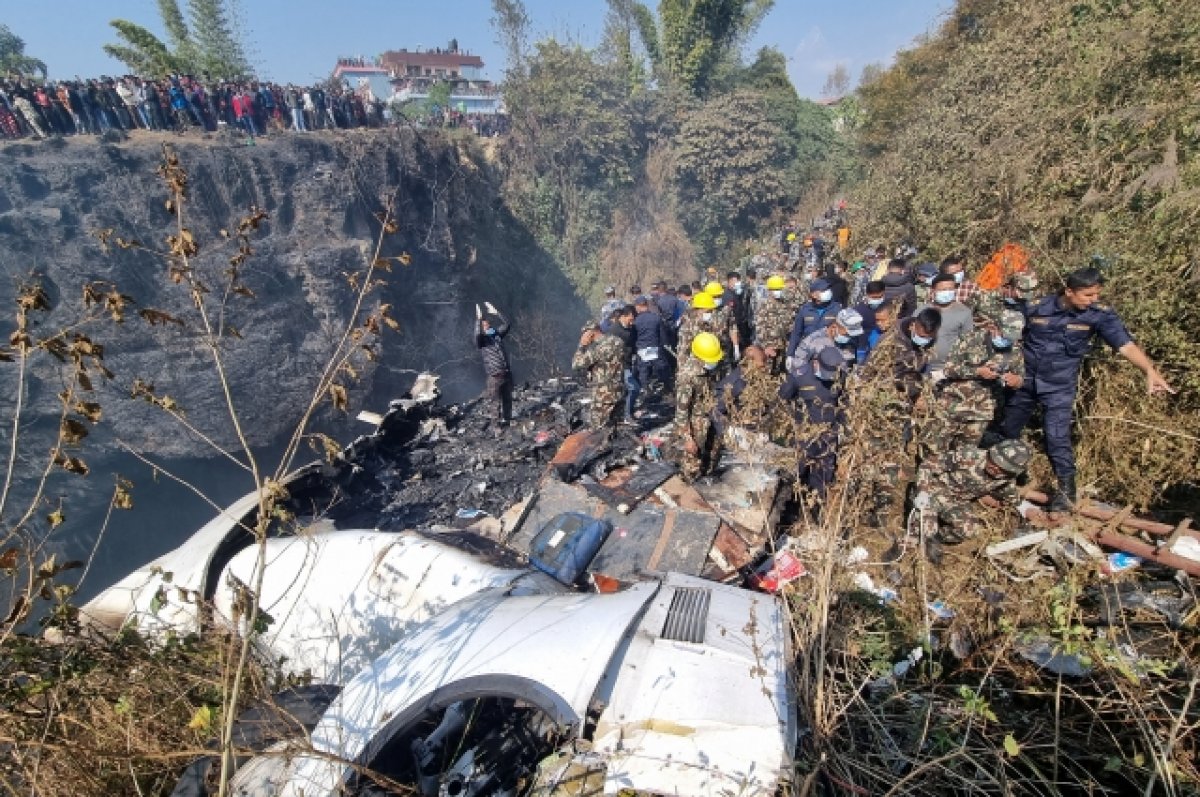 AFP: найдены выжившие при крушении самолета в Непале