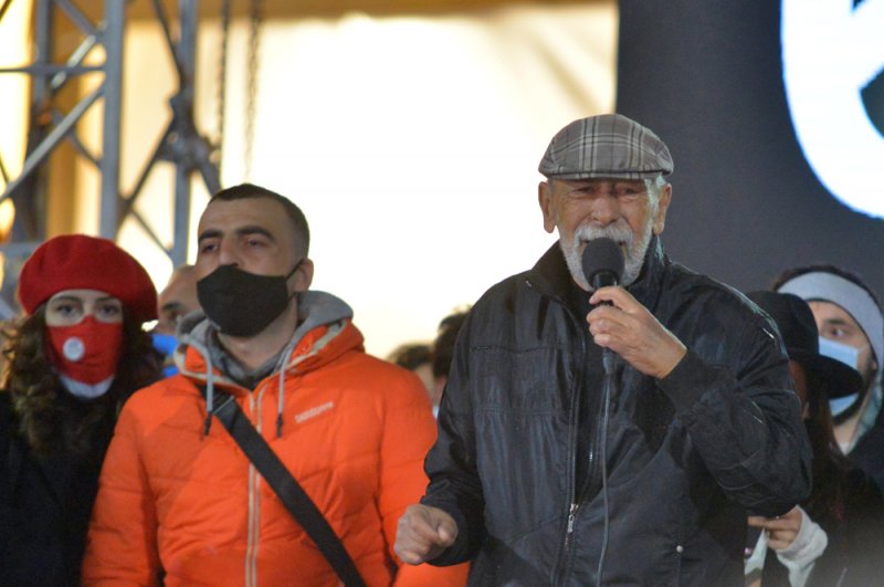 Вахтанг Кикабидзе принимает участие в акции оппозиции в Тбилиси, 2020 г.