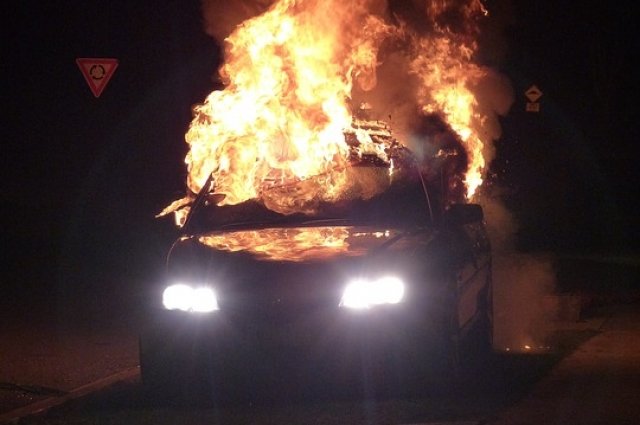В Казани из горящей машины спаслись женщина и ребенок. 