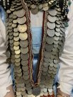В женский чувашский национальный костюма входят также нагрудные и шейные наряды (шуклеме и ама). Их украшают монетами, бисером и ракушками.