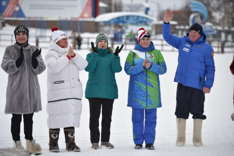 Раиса Сметанина ( в центре) приветствовала победителей соревнований. 