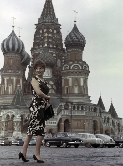 Джина Лоллобриджида перед собором Василия Блаженного на Красной площади, 1961 год