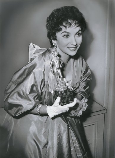 Джина Лоллобриджида с национальной итальянской кинопремией «Давид ди Донателло», 1956 год