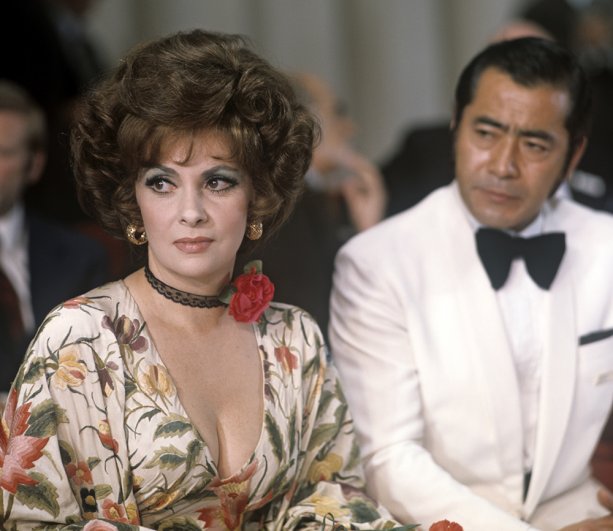 Джина Лоллобриджида и японский актер Тосиро Мифунэ, 1973 год