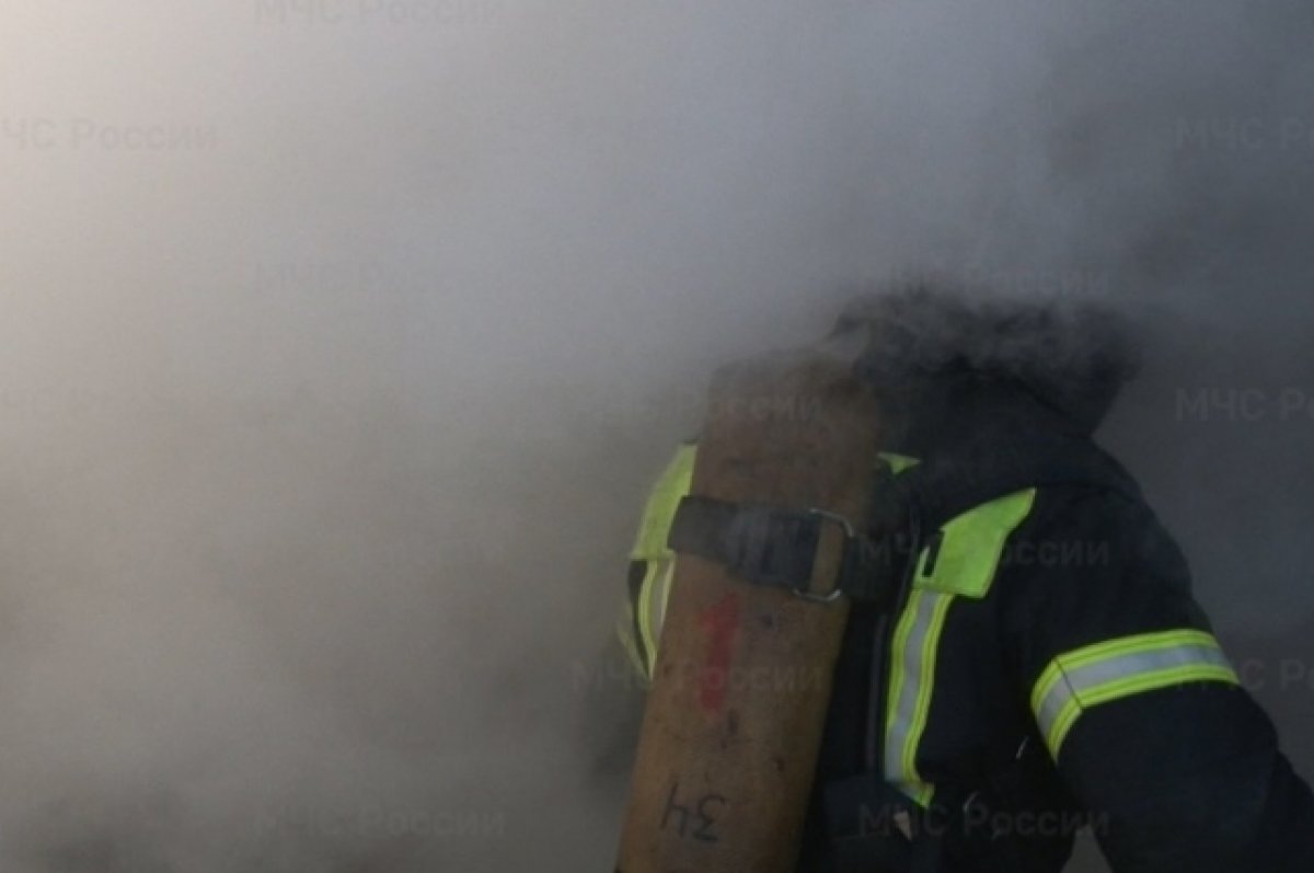 Во Владивостоке при пожаре в 11-этажном доме спасли почти сорок человек