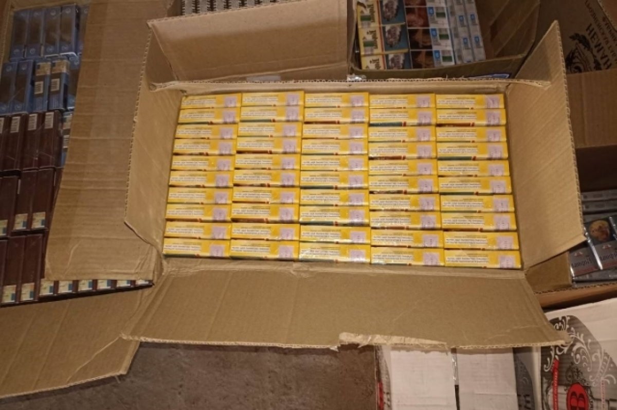 Под Волгоградом в гаражах нашли 7 тыс. пачек сигарет и 2 тыс. поллитровок