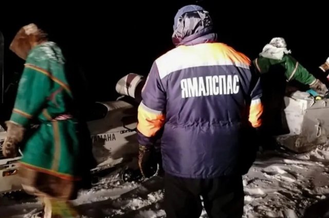 Ямальские спасатели помогли 2 детям и 3 взрослым, застрявшим на снегоходе в Надымской тундре.